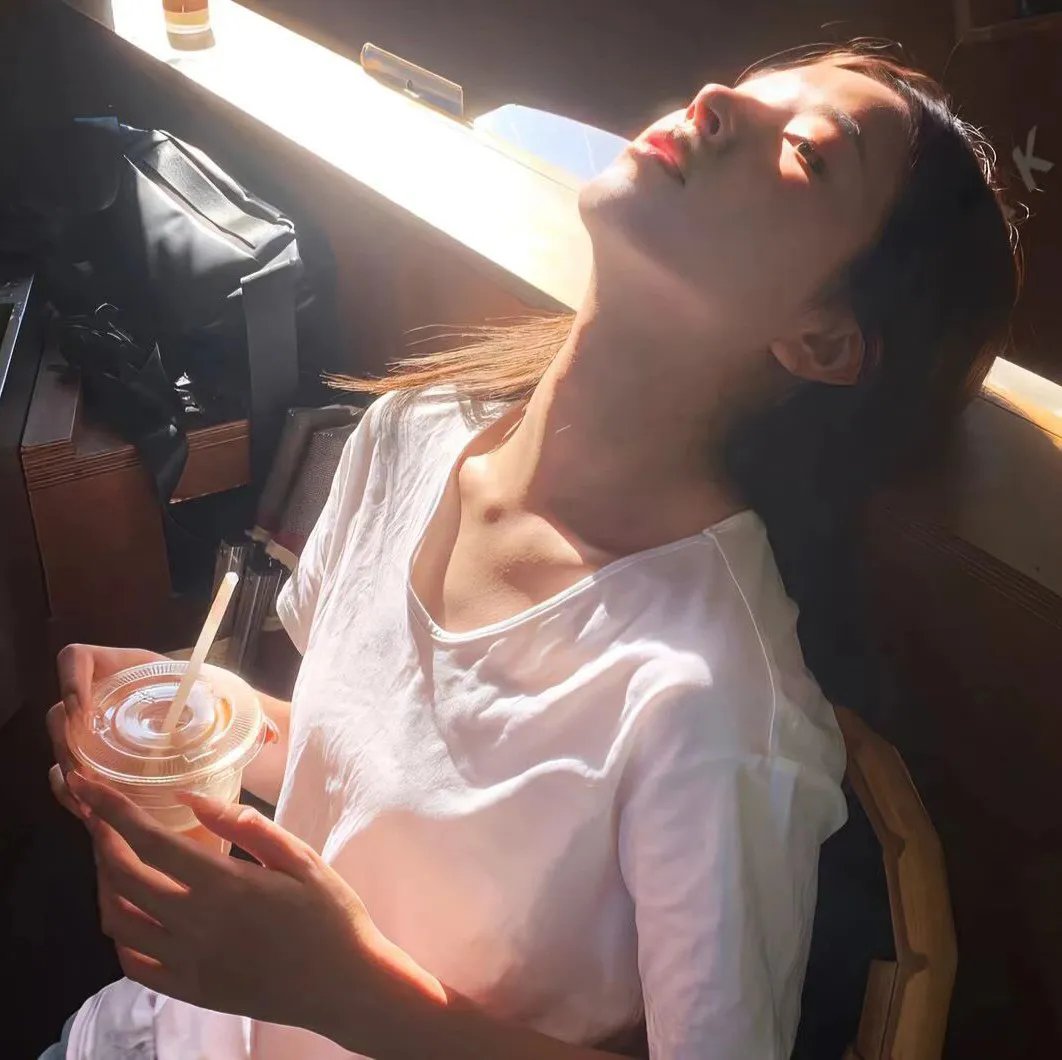 芒果和红色轮椅